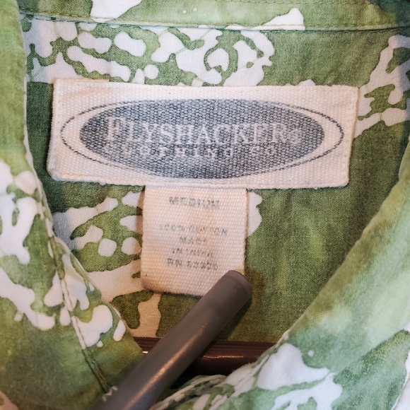 Flyshacker Green Batik Fish Button Up Shirt Size Medium Mens Hawaiian Fishing - Picture 3 of 8